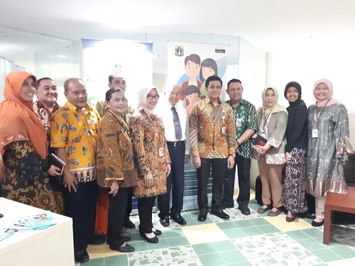 Kepala Dinas PPAPP Provinsi DKI Jakarta Tuty Kusumawati didampingi Camat Cempaka Putih dan Ketua Pengurus Yayasan YARSI melakukan pemotongan pita dalam rangka launching Pojok Kependudukan dan PPKS (Pusat Pelayanan Keluarga Sejahtera) yang berlokasi di basement Universitas YARSI, pada hari Kamis, 13 Desember 2018. Acara ini diawali dengan Kuliah Umum Implementasi Pendidikan Kependudukan yang disampaikan oleh Kepala Dinas PPAPP Provinsi DKI Jakarta Tuty Kusumawati